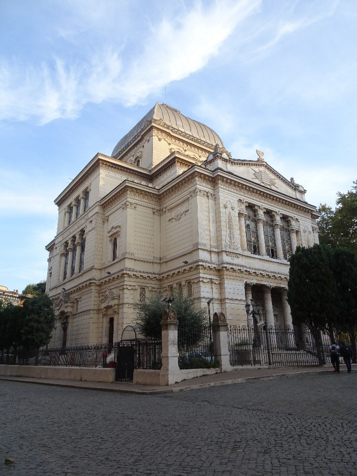 Synagogue in Rome that houses a Jewish Museum in its basement